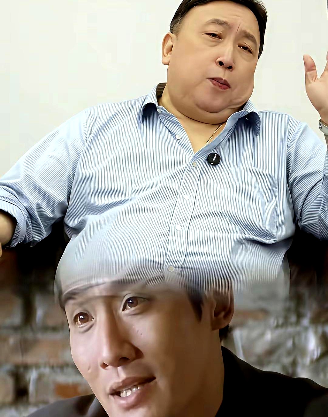 香港名导王晶的大表弟，居然是影帝梁家辉，两家爷爷辈是亲兄弟，这层亲戚关系梁家辉早就一清二楚，但他愣是一声没吭过
 

当年王晶在港圈呼风唤雨，手里大把电影资源，多少人挤破头想巴结。梁家辉哪怕最落魄、跑去摆地摊的时候，也绝不提自己有个名导表哥，更没伸过一次手要角色
 

王晶蒙在鼓里好多年，直到老母亲