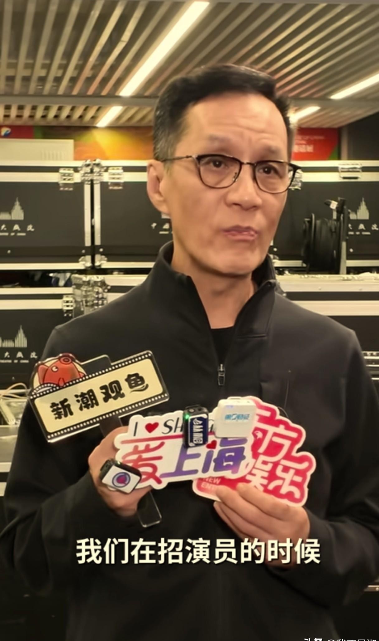 如果把现在的艺考和院团招录标准往前推四十年，北京人艺大概率根本等不来冯远征这个院长。
当年他考中戏和北电，连续碰壁。
考官看着他那张不够英俊的脸和普普通通的个头，当场劝他回车间做拉链，别在这儿死磕演员梦。
要不是人艺不拘一格挑人，舞台上哪里会有后来的话剧台柱子，荧幕上又哪来让人不寒而栗的经典角