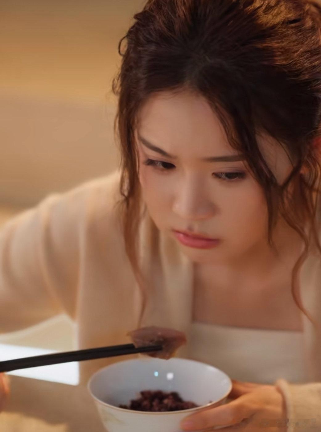 #演员_翟一莹[超话]#  抓到一个小吃货 ​