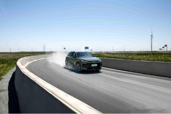 92%儿童安全防护？一汽奥迪Q6L e-tron我服了
家里有娃的姐妹，买车前一定看这条🥹
朋友家宝宝刚2岁，最近看车特别看重安全性能。我陪她去研究一汽奥迪Q6L e-tron，结果越查越安心——这台车拿下了E-NCAP五星认证，2023和2024年所有受测车里，儿童安全防护拿到了92%的最高分，目前排名第一👍
能做到 ​