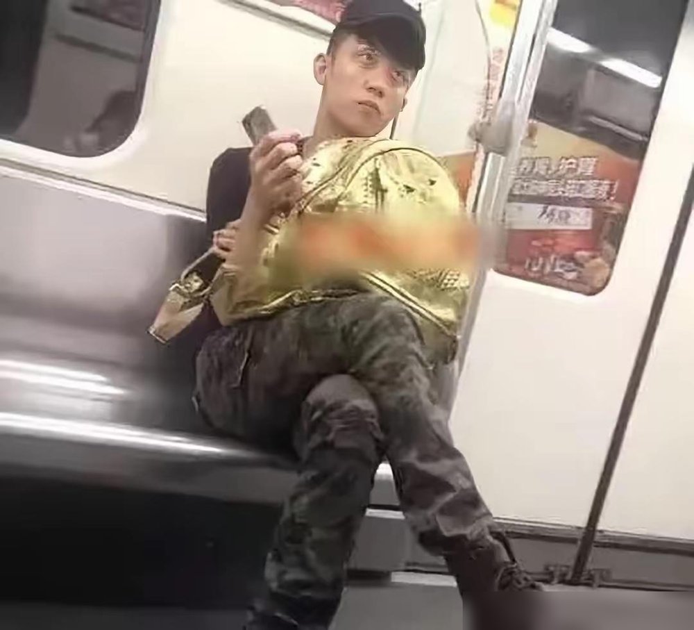 地铁旧照又翻出来了，黄景瑜没红之前，脸瘦得挂不住肉，穿搭也就路人水平。评论区一堆人说，这长相扔人堆里都找不着。可你看他现在，综艺《现在就出发》跟沈腾贾冰同框，新戏《明川有知夏》刚杀青，《雪迷宫》刚播完。人还是那个人，脸还是那张脸，怎么突然就“有棱角”了？说白了，红气养人不是玄学。资源、灯光、造型、百