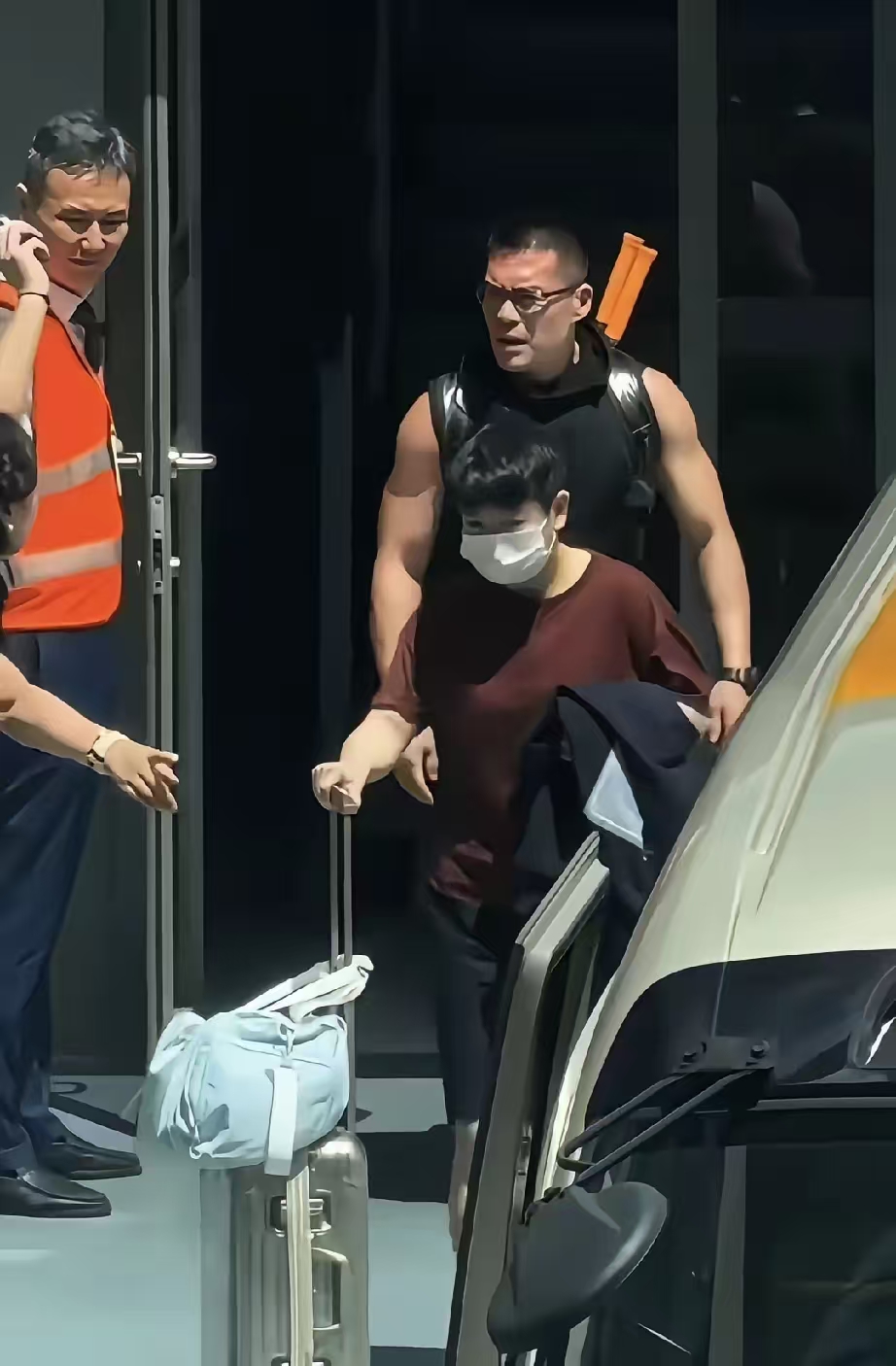 孙颖莎现身上海封训，
一张图片火了，
并非是因为孙颖莎有什么变化，而是身后的肌肉男，引发网友猜测，自从美国大满贯，孙颖莎斩获第六座大满贯单打冠军后，孙颖莎就开启了休整，缺席了乒超、横滨、瑞典三站大赛。
久违现身的孙颖莎，出现在上海封训，自然备受球迷关注，从图片上来看，孙颖莎状态不错，好像比之前更壮一