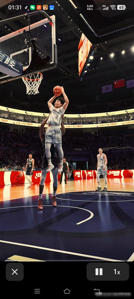 迪亚洛变了，从抬脚踢向1.79米的徐杰，到俯身托举他扣篮。 赛前采访...