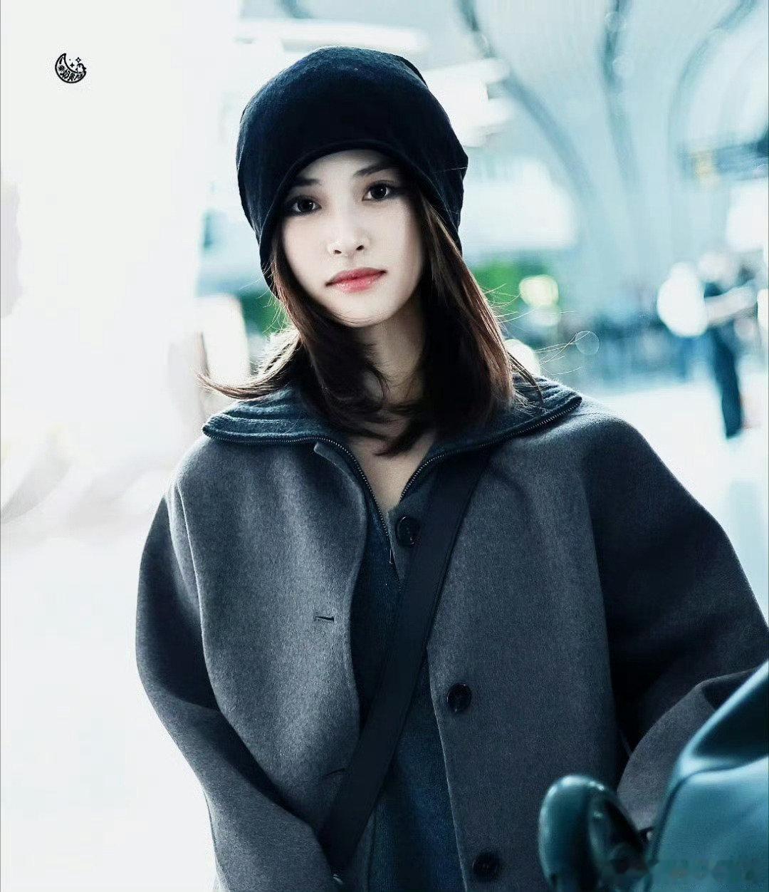 #沈月 冷帽甜妹#沈月现身机场启程米兰，一身私服搭配深灰色国产羊毛刺绣冷帽，松弛简约，好有氛围感呀👍 ​