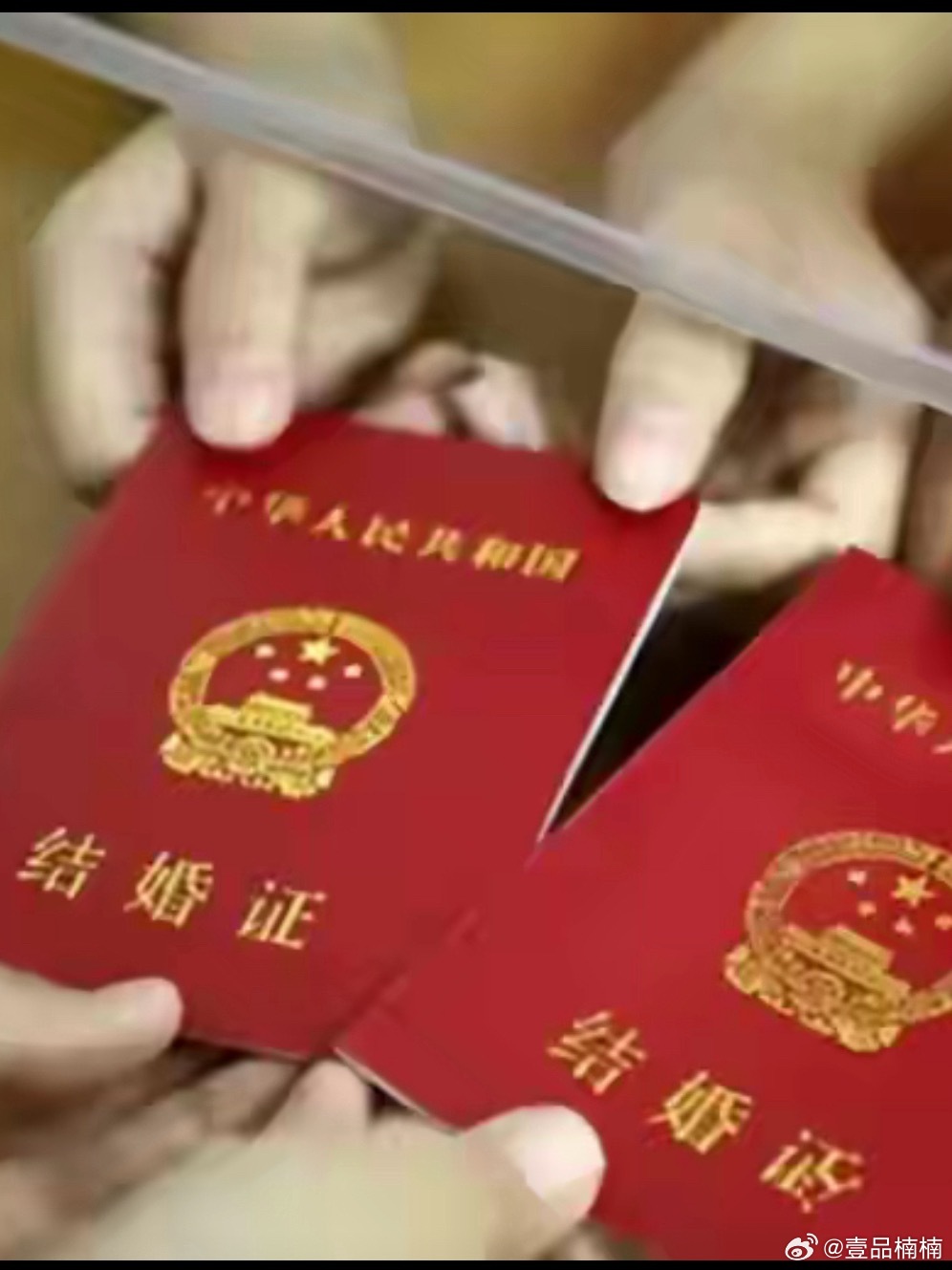 婚恋风向大变！何必离婚，现在流行“干婚”了
【阅读须知】本文内容所有信息和数据，均为作者查阅官方信息和网络已知数据整合解析，旨在让读者更清晰了解相应信息，如有数据错误或观点有误，请文明评论，作者积极改正！
（创作不易，一篇文章需要作者查阅多方资料，整合分析、总结，望大家理解。）
近 ​