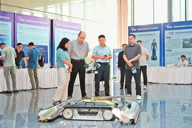 【郑州航空港区具身智能加速布局！】河南具身智能产业近期捷报频传。

短短一个月内，首批“河南造”众擎T800人形机器人下线，2.5亿元具身智能股权投资基金完成备案，全省首批30个具身智能典型场景清单发布……

从整机到零部件，从政策到资本，随着河南具身智能产业以前所未有的节奏密集落子，以人形 ​
