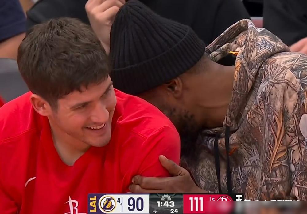 别信场上笑脸！火箭大胜湖人，杜兰特跟谢泼德笑得前仰后合，转头教练训话...