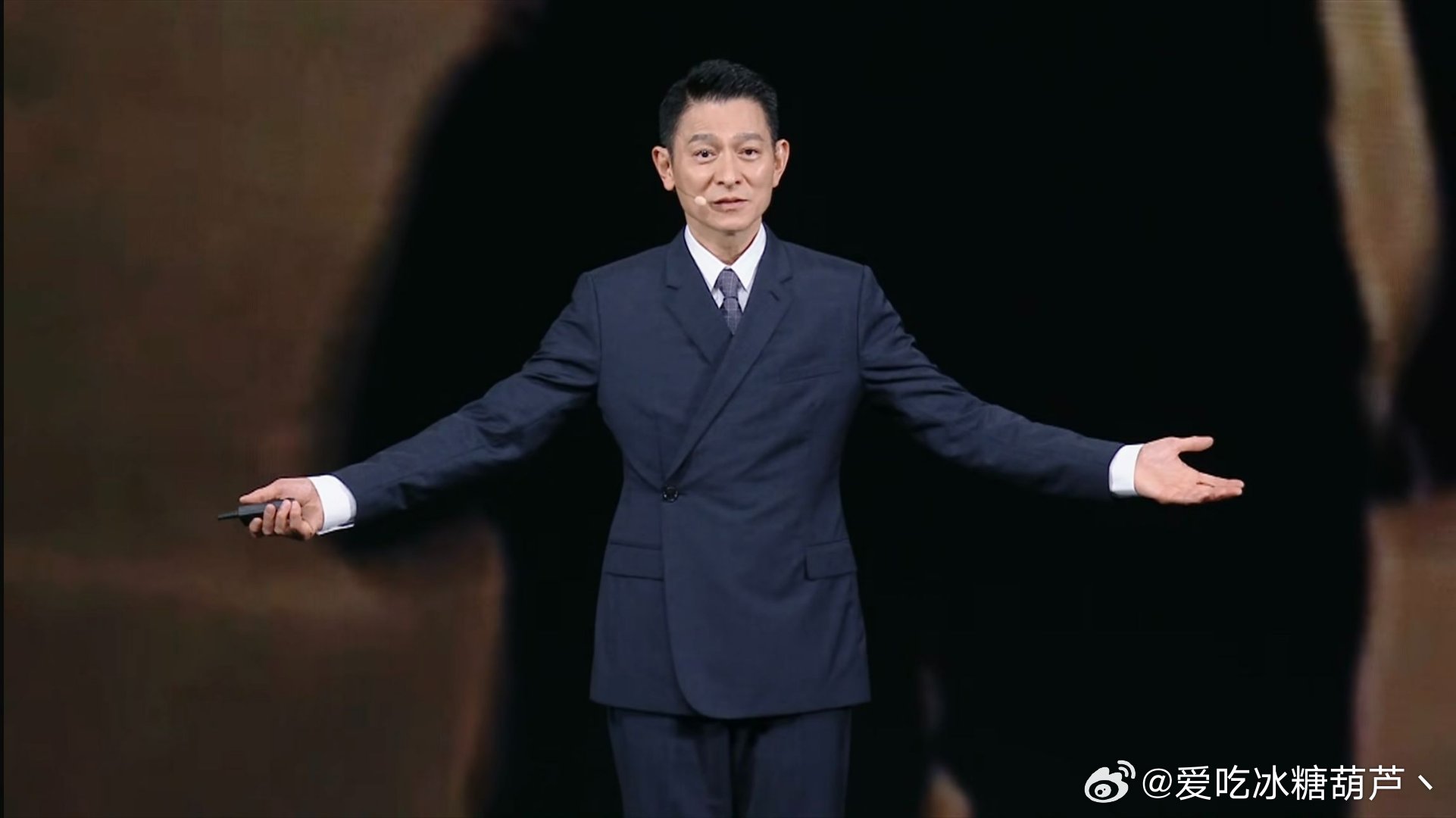 #刘德华手持华为新三折叠#全网都在热烈讨论这张官宣物料，华仔手持华为新三折叠，老朋友再度归来，属于非凡大师的新篇章即将开启。#华为官宣刘德华出席9月7日发布会# ​