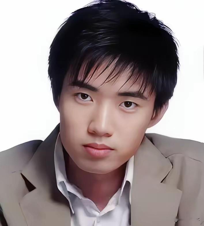 18岁主动放弃高考！石家庄普通中学生，凭自学逆袭成百亿顶级企业家
 
李想，毕业于石家庄市四十中学，高考前主动弃考，凭借超强自学能力、用户洞察力和知人善用的老板特质，个人财富已达百亿元人民币。
 
在所有人的固有认知里，读书、高考、上大学，是普通人改变命运最稳妥、最正统的出路。尤其是二十多年前，高考