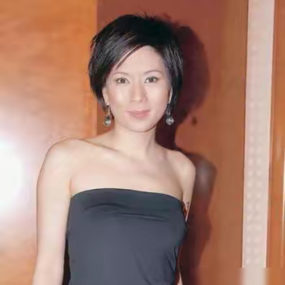 罗慧娟当年跟周星驰求过婚，他回了句神经病。
1988年俩人拍《阿德也疯狂》认识，荧幕初吻就是给的对方。后来拍《盖世豪侠》好上，地下恋三年。
罗慧娟经常去剧组送汤，星爷火了之后也给她买过大哥大。1990年他靠《赌圣》爆红，跑去跟刘镇伟说想结婚，娶的就是罗慧娟。
刘镇伟当场泼冷水：你最爱是自己，你