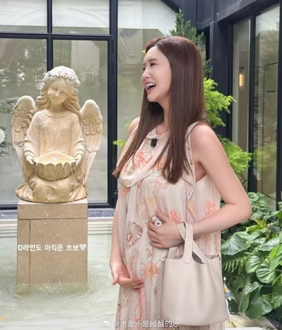 #李多海妈妈来中国照顾怀孕女儿#
李多海官宣怀孕之后，妈妈特意从韩国赶来上海陪在女儿身边待产。行李箱装满了女儿爱吃的东西，日常贴心照料她的孕期起居，细致准备宝宝用品。
谁不想40多岁还被妈妈宠成宝宝呀[泪] ​