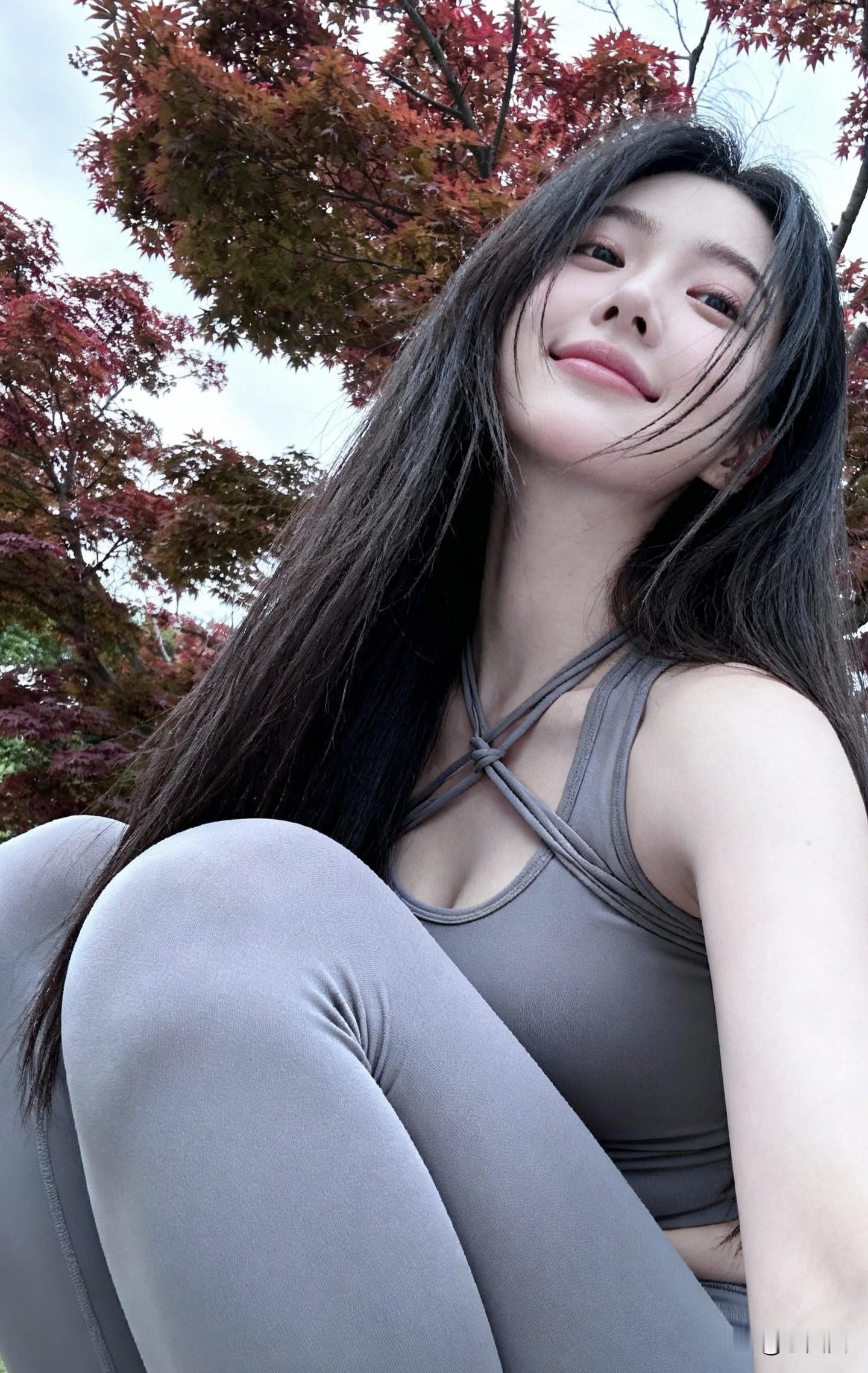 这一身“松弛感运动风”，是把秋日氛围感焊在身上了吧🍂   穿搭：灰调...