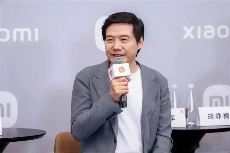 产业观察速报：企业家社交互动、全球资本动向、模玩圈层渠道迎来新变化
 
科技商业多维度热点汇总
 
一、国庆线上互动趣味十足，雷军兼顾休息与小米汽车市场推广
 
国庆假期步入第四天，小米创始人雷军在社交平台发布动态和广大网友开展轻松互动，提醒大家假期还剩余四天，邀请网友分享尚未完成的假期 ​