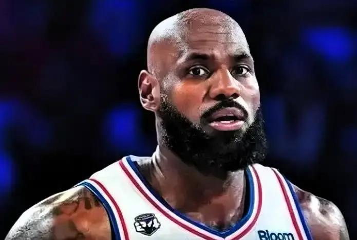 42岁还能在NBA打出单场10次助攻且0失误，这种控场表现放眼整个联盟历史也是头一份。
76人114比109硬吃下步行者，比赢球更让人琢磨的，是詹姆斯在场上的打法转变。
整场打了33分钟，12次出手进5个，三分球3投2中，交出13分5篮板10助攻，还有2次封盖。
数据看着不算炸裂，甚至得分都没