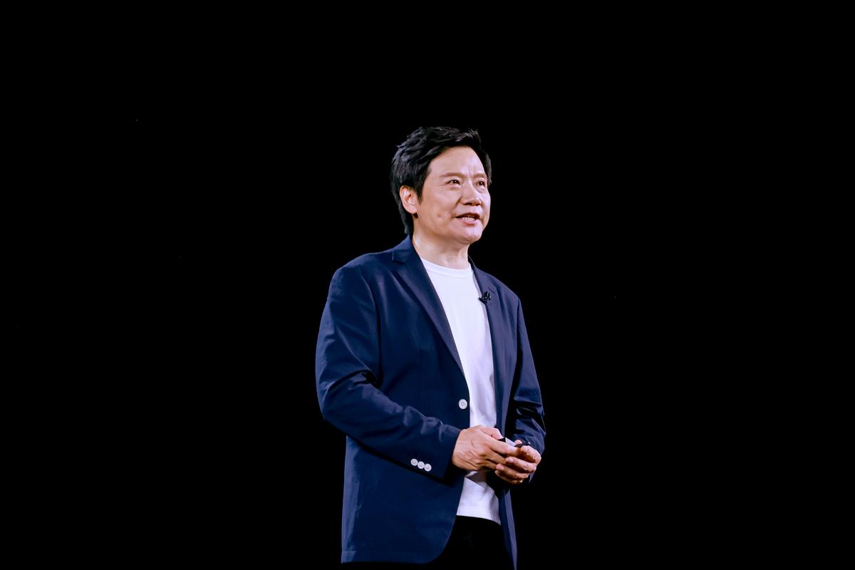我问“在中美科技战芯片战的国际大背景下小米总裁雷军却说我们不缺芯片？然后还自主研发玄戒系列高端芯片，背后的的底层逻辑什么?”
豆包这样回答：
中美芯片战背景下，小米“不缺芯片”十自研玄戒的底层逻辑。
先澄清：雷军并没有说“我们完全不需要自研芯片”；“不缺芯片”是供应链层面的现状描述，不等于不需要自研