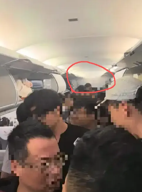 旅客没事我不意外。 
客舱没受损我也信。 
唯独让我后怕的，是这充电宝落地才起火，要是还在天上冒明火，那这架飞机上的人恐怕都没这么幸运了。

充电宝是旅客随身带的，下机过程中冒了明火，机组发现后赶紧处置，火被及时扑灭，没伤到人。听起来挺顺利，可一想就后怕，明火要是在飞行途中起来，密闭客舱里连跑的地方