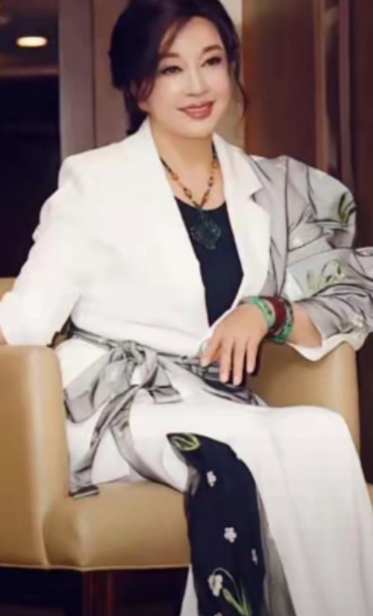 刘晓庆离婚了，记者问她：“您74岁了，为啥还折腾？”刘晓庆直接哈哈大笑：你说人们爱看一个74岁的女人被围剿得苍老颓废，还是爱看一个74岁的女人，依然像少女一样去奋斗、去争取、去爱？

主要信源：（环球网——刘晓庆与四任丈夫的合照，都抱着刘晓庆，不老女神的表情不一样）

刘晓庆1950年出生，早年就读