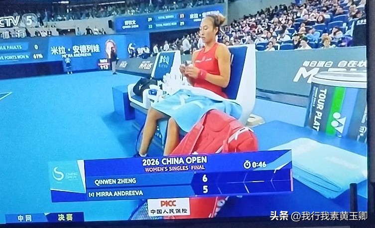 郑钦文中网夺冠！中国球员第一人！

中网女单决赛，郑钦文对阵安德列娃，安德列娃首先发球，从一开始郑钦文就0-2落后，她连破带保2-2追平了比分，安德列娃在发球局领先3-2，郑钦文保发3-3，安德列娃又领先4-3，郑钦文又保发4-4，5-5，两人你追我赶步不相让，转折点出现在第十一局，安德列娃握有三个