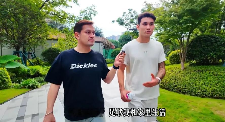 摩托比车贵！顾家又做公益，球员私生活该被苛责吗？

国青小将、蓉城球员拜合拉木最近受访，被问收入时没透露具体数字，只说够养家，平时也会捐款做公益。还有个细节挺出圈：他的摩托车比私家车还贵。这事传开后，网友看法不一。

有人觉得，年轻球员该把心思放在踢球上，玩太贵的爱好容易分心、显浮躁；但更多球迷认可