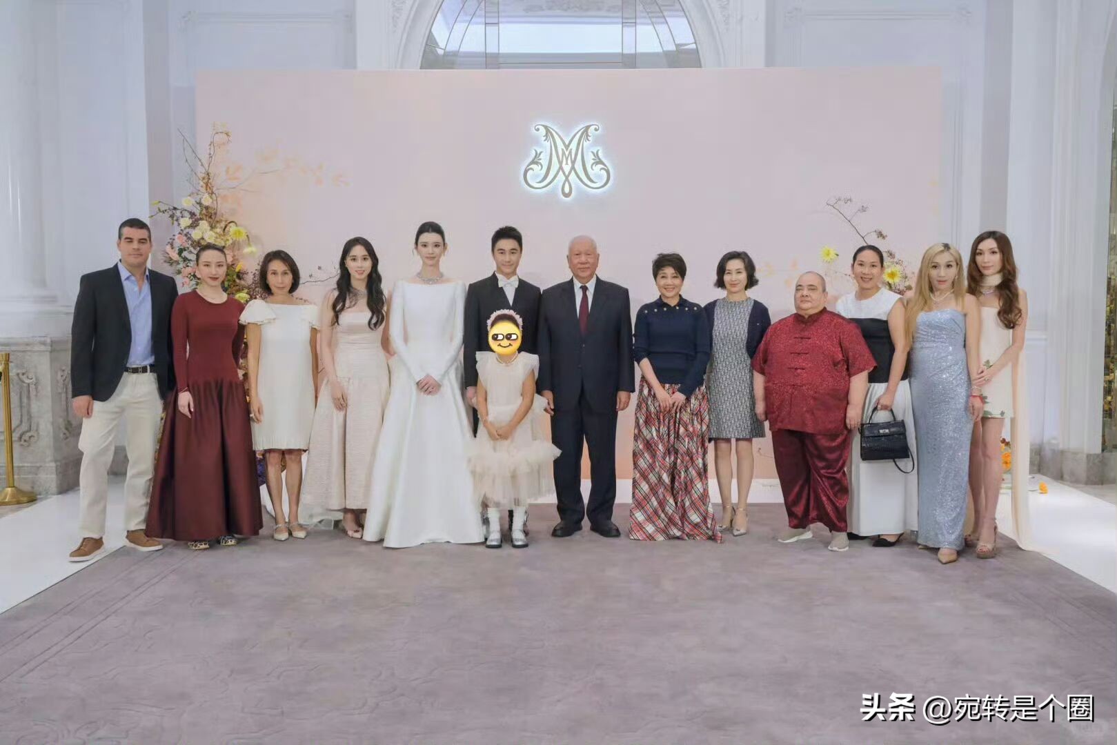 我问我妈，何猷君家里那么有钱，
为什么奚梦瑶在答谢宴上穿的还是婚礼上的那套婚纱？

我妈头都没抬，跟我说：这你就不懂了吧，越是这种人家，越要会过日子。

我妈说，你看奚梦瑶，嫁的可是赌王之子，婆婆是梁安琪，按理说婚纱换十套都不算什么，可人家偏偏在答谢宴上还穿着婚礼那套。这说明什么？说明这姑娘心里有数