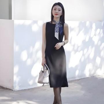 看到说穿黑色连衣裙的女士在户外，让我想起了珍珍小姐姐。在一些直播录屏里...