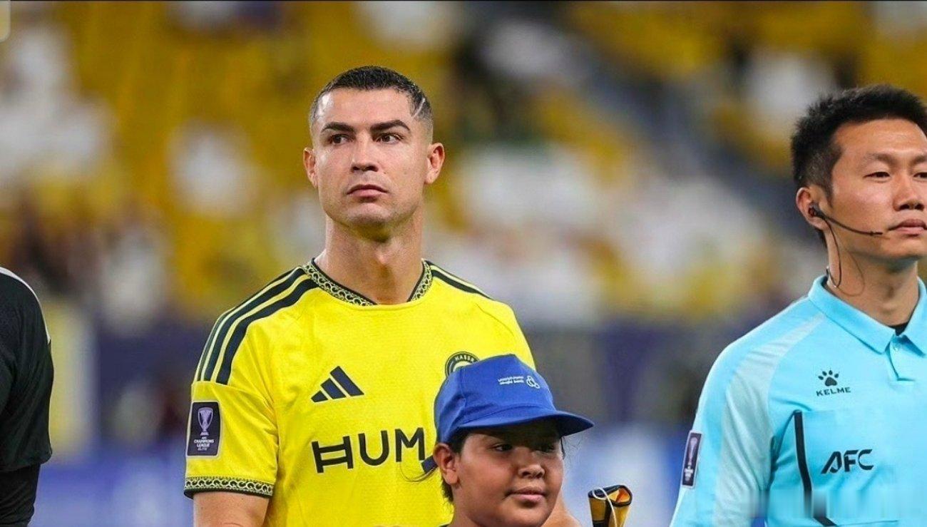 #马宁3次无视C罗倒地#
⚽离谱!亚冠热搜不是C罗赢球，是马宁三次不给C罗点球!摔跟前都叫继续踢，嘘声满天飞还稳掏1红4黄，这控场太刚了。 ​