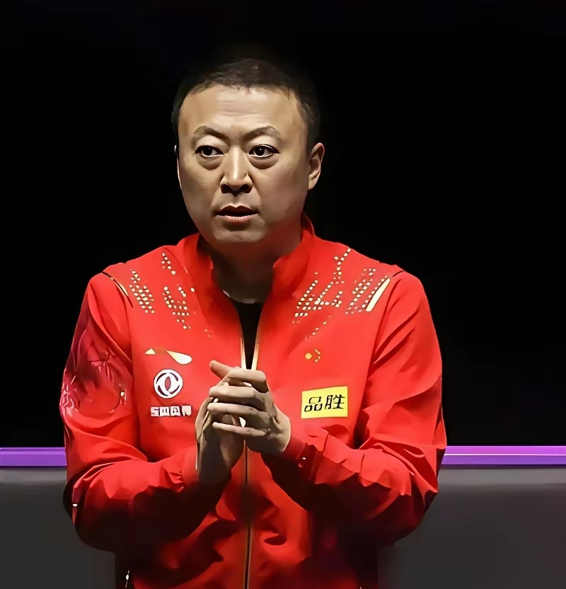 马龙被张本智和逼到悬崖边上，秦志戬叫了个暂停，只说了几句话，回来直接翻盘。
这事发生在场上，但底子在场下。秦志戬带马龙带了十几年，从毛头小子带到双圈大满贯。马龙哪根弦松了、哪个眼神飘了，他比谁都清楚。
后来国乒换血，李隼退了，一堆人盯着总教练的位置。结果公示出来，秦志戬。没人意外。
王皓管男队