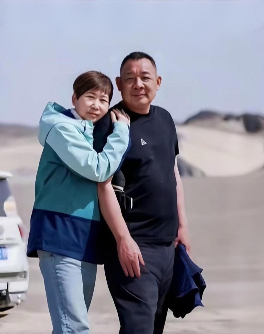 胖东来于东来，晒出一家四口婚礼合影。儿子儿媳露了面，行事挺低调。婆媳俩长相，看着特别像。 ​
