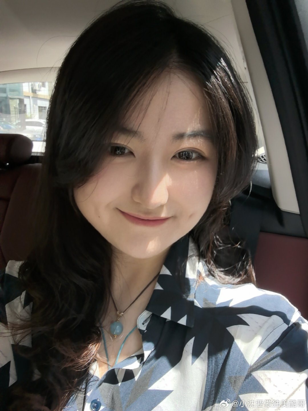 小s说，笑的时候想象看到了一盘很好吃的，就会笑得很自然[有票了] ​