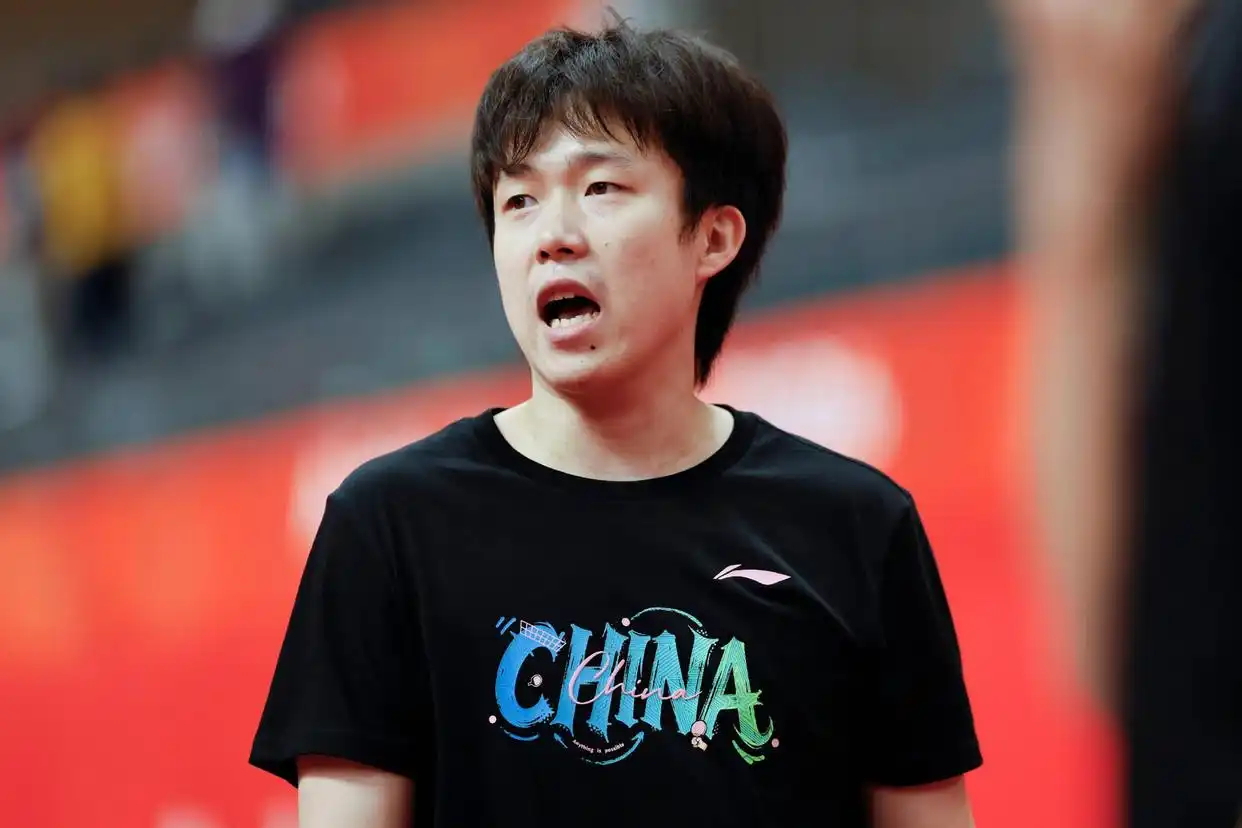 王楚钦赢了赢了这下输了

2026年9月20日，亚运会乒乓球男团小组赛中，王楚钦以11-5、11-6、11-4速胜卡塔尔选手，但亚运会官网却将比分完全写反，显示其0-3“被输”，这一错误数据挂了近半小时才被修正。王楚钦本人赛后幽默回应“感觉打半天要输了”，事件迅速引爆微博热搜，网友直呼“太业余”。