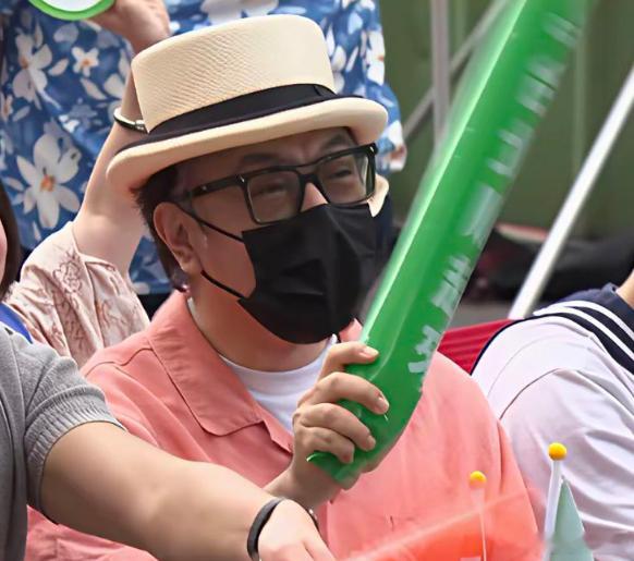 #零跑汽车回应蔡康永事件##罗永浩蔡康永专访仍未下架# 
据台媒报道，“台独”顽固分子沈伯洋于10月4日下午在台北市举行台北市长竞选总部成立大会。鲜少公开参与政治活动的蔡康永，被媒体拍到坐在现场前排，手持应援物挥舞加油棒。

事件发酵后，多家商业合作方陆续做出反应。10月4日晚间，零跑汽车发布 ​