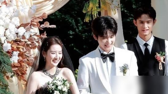 王玉雯可以说是内娱体质最玄学的女演员，只要进组拍戏，就逃不掉被安排一场恋情。

这次轮到了周柯宇。同住剧组包下的酒店，收工顺路拼场电影，转眼又成了看客嘴里的“铁证”。

可大家是不是对影视打工人的日常有什么误解？

同一个组、同一家合作酒店，连门禁时间都差不多。放工早了约着看个片，换到普通写字楼里，