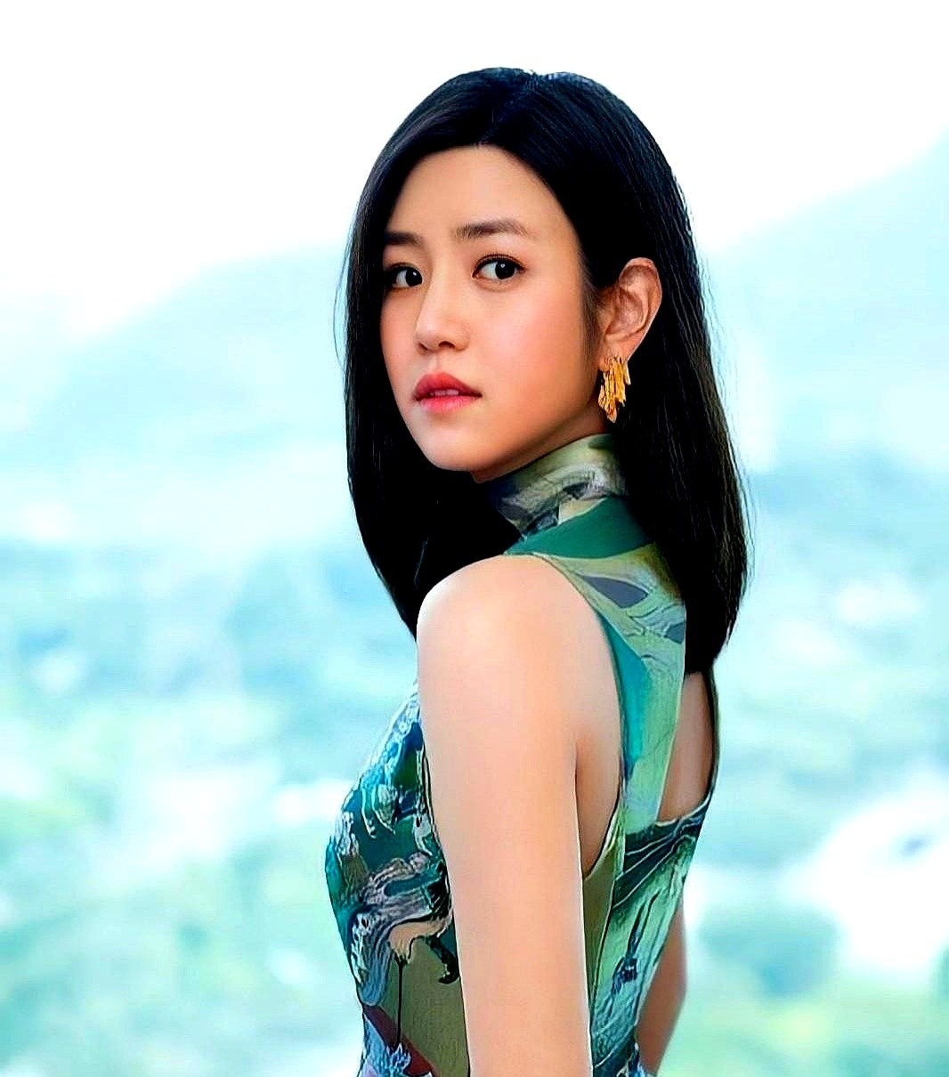 孩子在家里到底怕谁？陈妍希一句话戳破了无数家庭的育儿假象。

陈妍希在镜头前摆摆手说，陈晓管孩子，从来不扯着嗓子吼。

只要孩子一犯轴，陈晓就往那一坐，不哄，不让步，更不和稀泥。眼神一沉，底线就死死钉在那儿了。

小人精们贼得很，雷达一扫，发现亲爹这块铁板踢不动，立马收起眼泪讲规矩。

管孩子，拼的