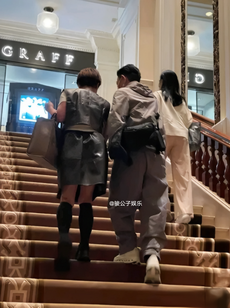 刘德华夫妇现身香港酒店被偶遇，60岁朱丽蒨身穿浅米色衣服，身姿挺拔，长发披肩，背影看起来好年轻！