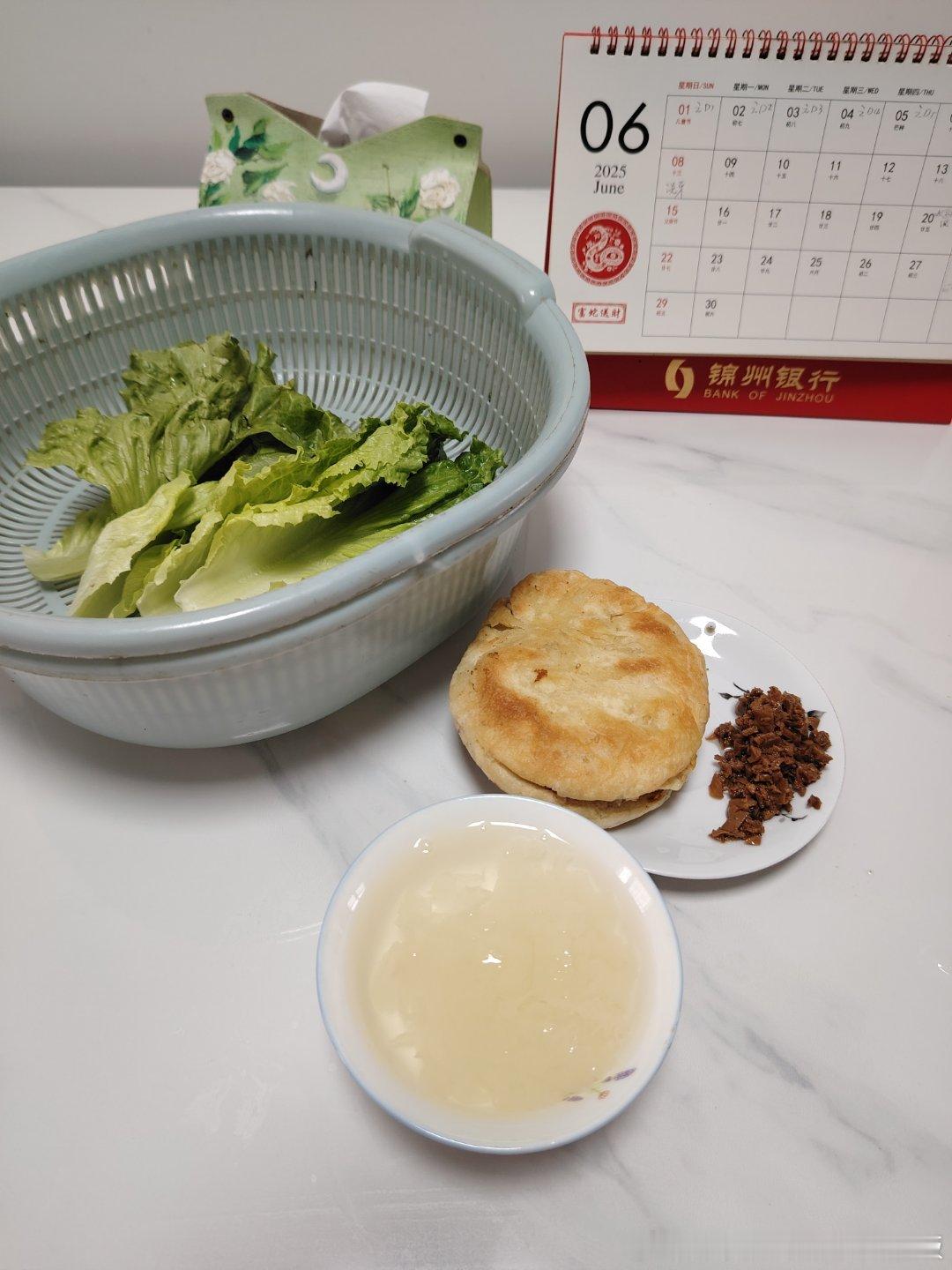 #咖喱饭的2025 365记录# -152
2025年6月01日，周日
这是端午节的假期第二天～虽然说是周日但是不是最后一个休息日～早上起来就先是帮着老两口把东西收拾好之后目送两人上了去机场的顺风车（图1）没错，他们又包了旅游团去玩了[酸]。所以说刚退休的老年人才是属于正值旺年有钱又有闲的说走就走主力军啊
 ​