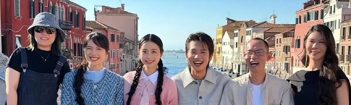 王彦桐，一部电影成本1400万，全剧组才七八个人。他当时连演员都不是，托关系去剧组打杂，什么活都干。最后这电影票房17亿。

他第一次去试镜，导演看了他一眼，说太秀气，不要。第二次去试镜，还是不要。网上有人扒他，说他没名气，非科班出身，整天炒努力人设，没人在意。

那部电影在泰国拍，钱少得可怜。没有