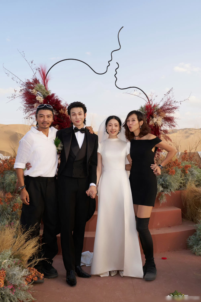 张晋蔡少芬两口子，愣是把人家白举纲的婚礼变成了自己的主场。大漠里，新人还没哭，这两口子先抱上了，又蹦又跳，比当干爸干妈的还激动。
2021年《披哥》里，白举纲认了张晋当晋爸，蔡少芬自然成了芬妈。别的综艺CP节目一散就凉，这家人倒好，真过到一起去了。白举纲演音乐剧，两口子坐台下当观众；白举纲补办婚礼