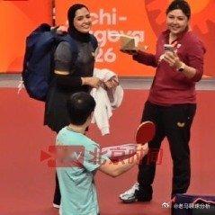 赛场温情一幕！孙颖莎4‑0速胜晋级，笑着婉拒对手生日蛋糕

#孙颖莎笑着婉拒对手生日蛋糕#
名古屋亚运会乒乓球女单1/16决赛，孙颖莎迎来女单首秀，以4‑0轻松击败对手，拿下开门红，顺利晋级下一轮。

比赛结束之后，对手玛丽亚姆·阿里十分友善，主动上前和孙颖莎握手，还特意在场边等候，想要和莎莎合 ​