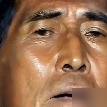 66岁齐秦在美国街头被拍，下个台阶都费劲，头发白了一大半。
视频里他一个人慢慢挪，没人扶，也没人认出来。定居尔湾，说是照顾老母亲和未成年孩子，牙重新植了，嗓子也松了。
可就在这个月24号，他还要去云顶开唱，票价最高1099令吉。曲目还是那几首，《狼》《大约在冬季》《外面的世界》。
一边是下台阶