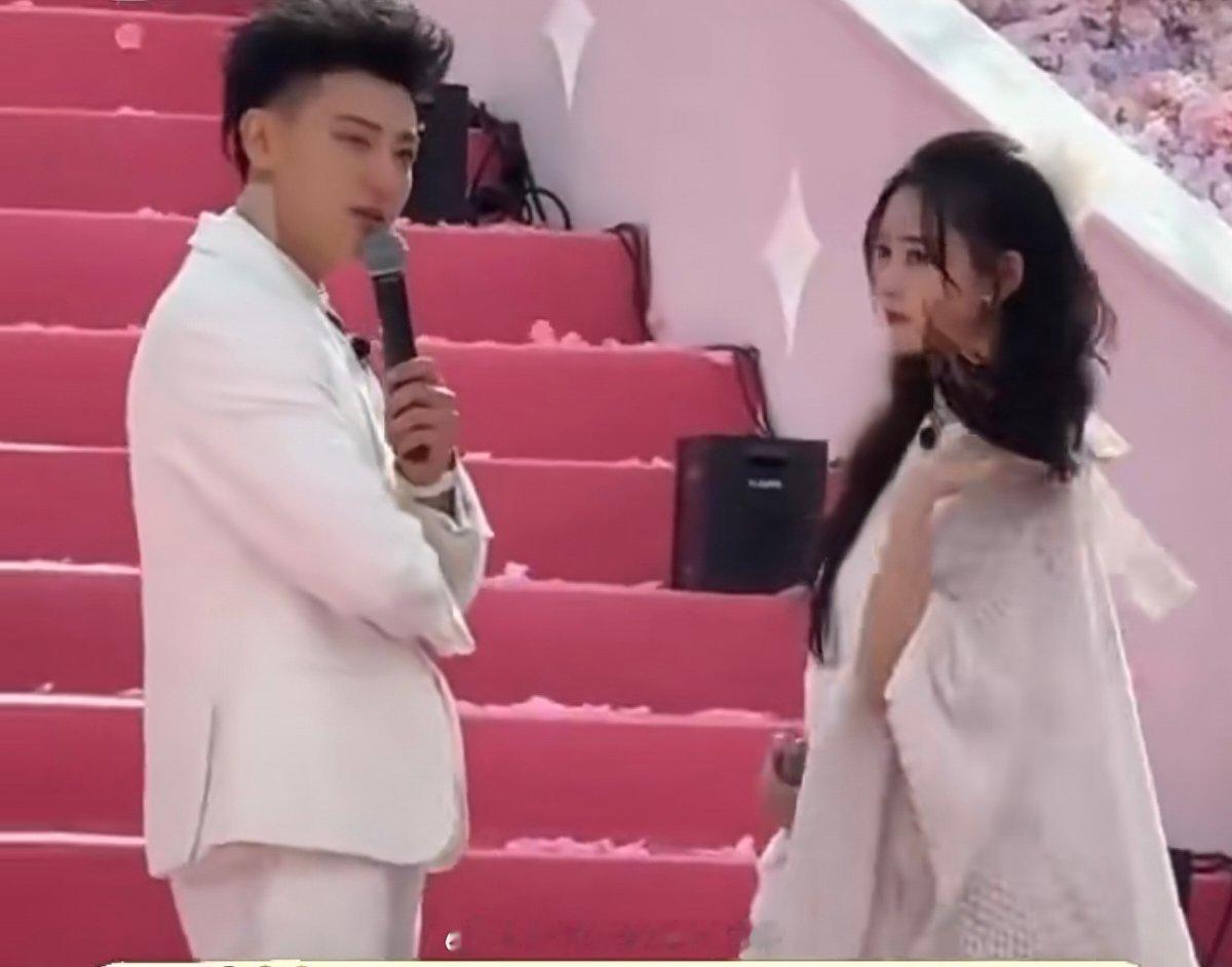 #黄子韬徐艺洋宣布当爸妈##黄子韬徐艺洋孩子都这么大了##徐艺洋生子时间线#
黄子韬徐艺洋这条时间线真的让人惊到！
2024年7月公开恋情、12月领证，中间早就有产检偶遇、直播嘴滑、挑选母婴用品等各种线索。

去年6月抱娃路透冲上热搜，工作室只否认dy没正面回应，婚礼现场也出现过小孩身影。

直到今天 ​