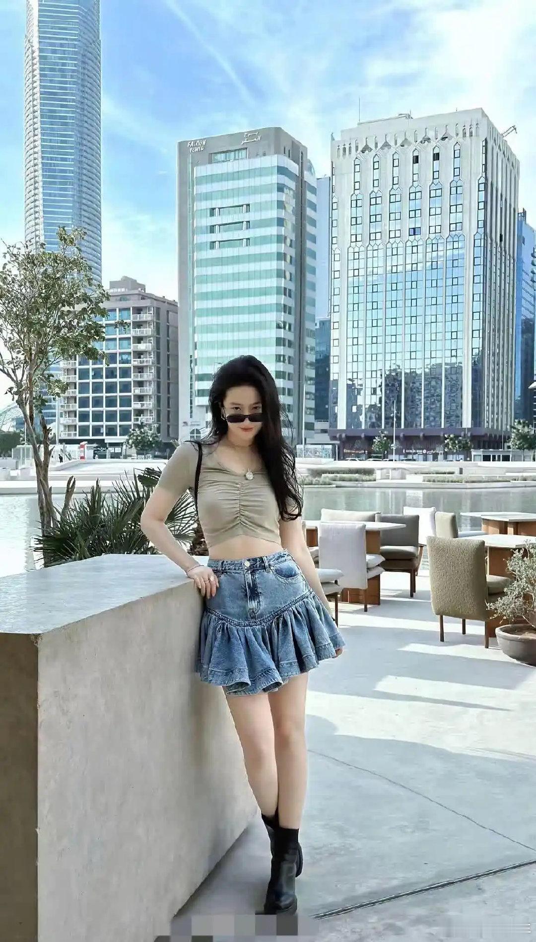 刘亦菲私服再度引发热议，清新露腰装展现甜美气质，瞬间成为时尚焦点！ ​