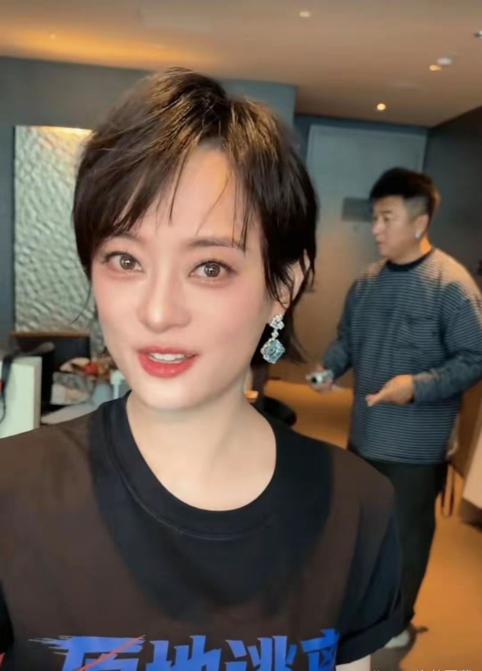 孙俪终于愿意接受医美了她眼睛不凸了，口角囊袋没了，年轻了好多​​​​