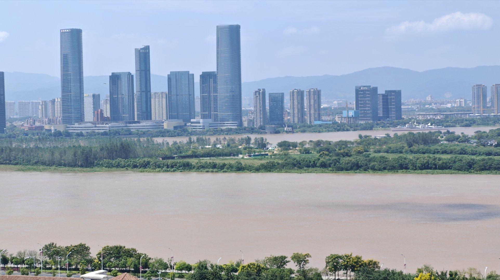 午间新闻，赣江洪峰已抵吉安。南昌江水浑黄，说明正在涨水。  ​