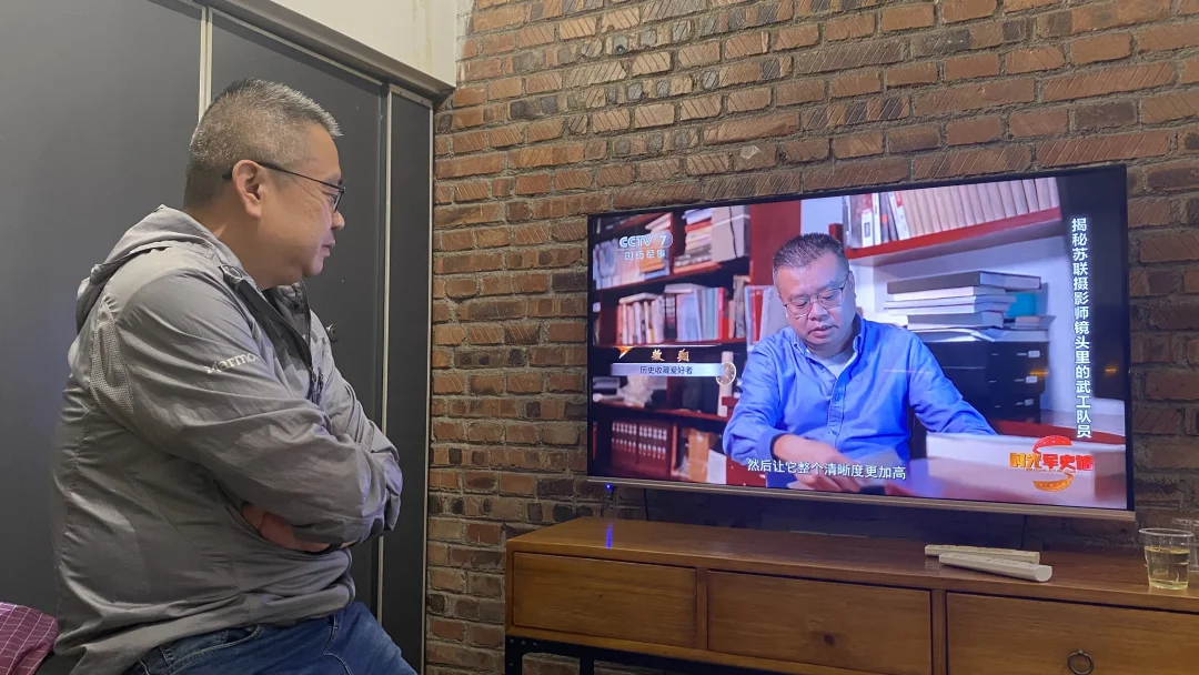 和央视里的自己同框