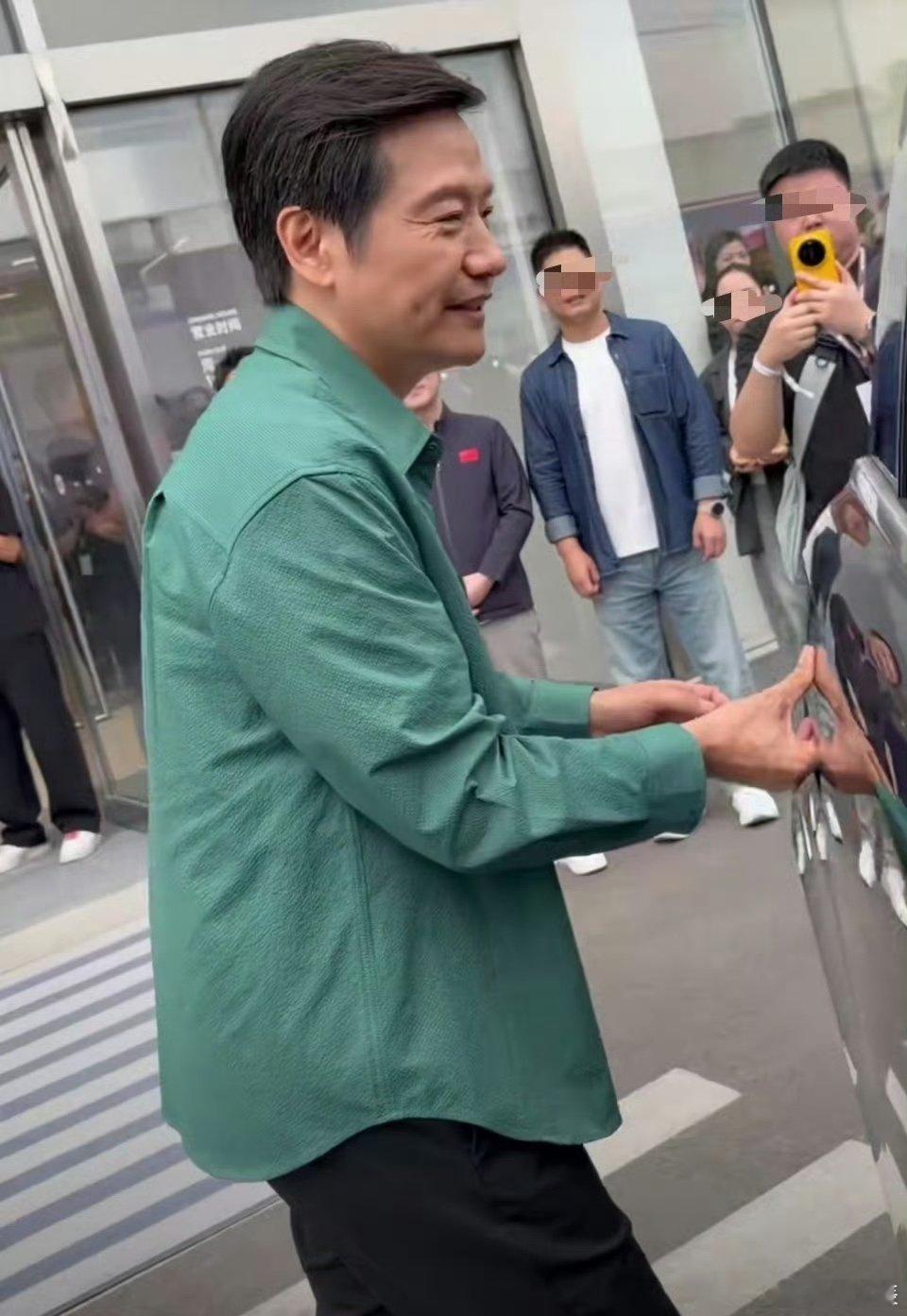 #雷军为澎程车主开车门#

雷总在彭城（徐州）为澎程车主开门

这千亿总裁为我开门系列，不比短剧霸总系列好看吗

真诚永远是必杀技，为雷总点赞[666][666][666] ​