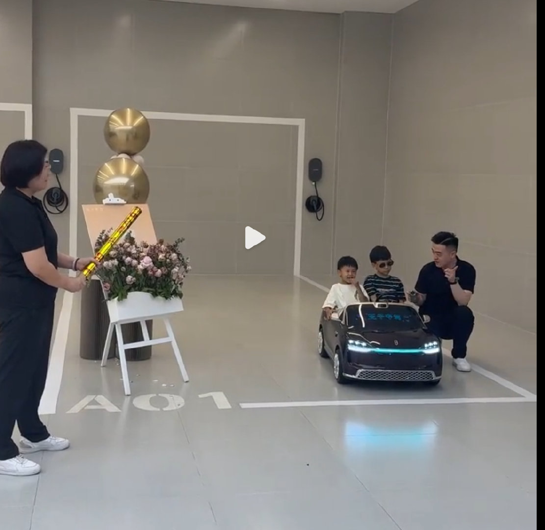 #问界儿童车售价15800# 
妈耶 还有交车仪式，不过~看着很好玩的样子 ​