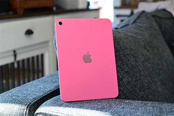 苹果内部代码泄露，iPad 12 核心配置浮出水面。

新机将搭载 A19 芯片，内存升级至 8GB，对比 iPad11 的 A16+6GB 实现明显提升，硬件上终于支持 Apple Intelligence 与新一代 Siri AI。网络部分配备自研 N1 网络芯片，支持 Wi‑Fi7、蓝牙 6，蜂窝版换装 C1X 自研 5G 基带，能效优于高通方案。外观大概 ​