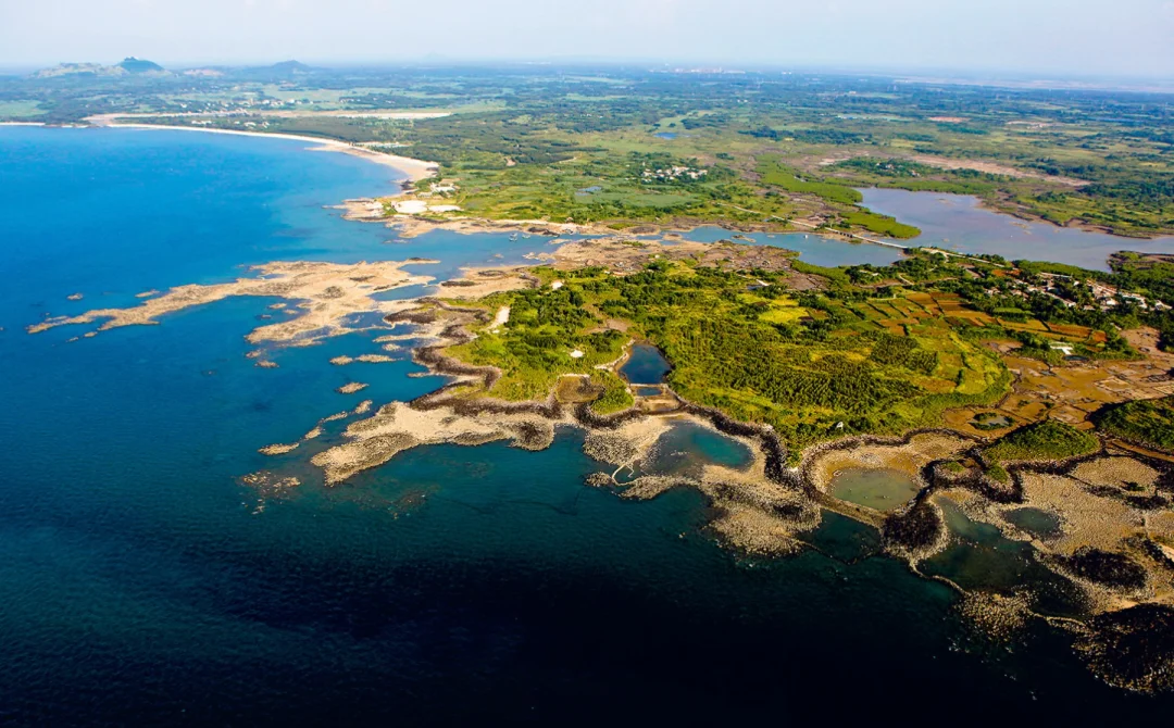 基岩海岸与沙质海岸在这里共存