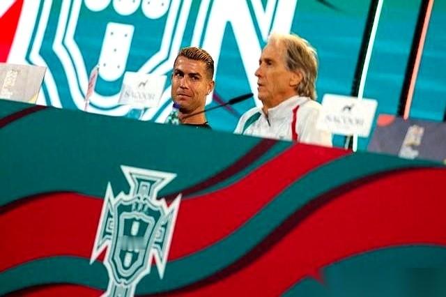 据ESPN最新扒出的一份内幕文件，C罗和葡萄牙主帅若热·热苏斯彻底闹掰的背后，竟然藏着一份白纸黑字的“公关剧本”。
这场戏的走向，原本全写在纸上，但偏偏有人在麦克风前临时砸了场子。
时间退回到对阵丹麦的比赛前。C罗连续两天没出现在训练场，随后直接做出了离队的举动。
但在风波彻底引爆前，双方私底下其实