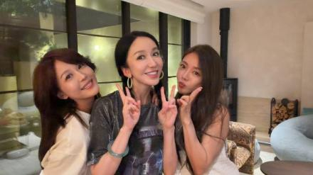 《爱情公寓》三美合体，李佳航评论笑翻网友

《爱情公寓》的售后天花板，又更新了。
8月24日，娄艺潇晒出在家聚会的合照：她、李金铭、邓家佳，三个人围着餐桌比耶，对着镜头挥手。配文一句“姐妹来家里聚会，好开心”，李金铭回复两个字：开心。
 
注意这个组合——胡一菲、陈美嘉、唐悠悠，2009年到现在17